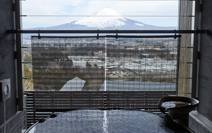 3階すべての露天風呂から富士山が見えます